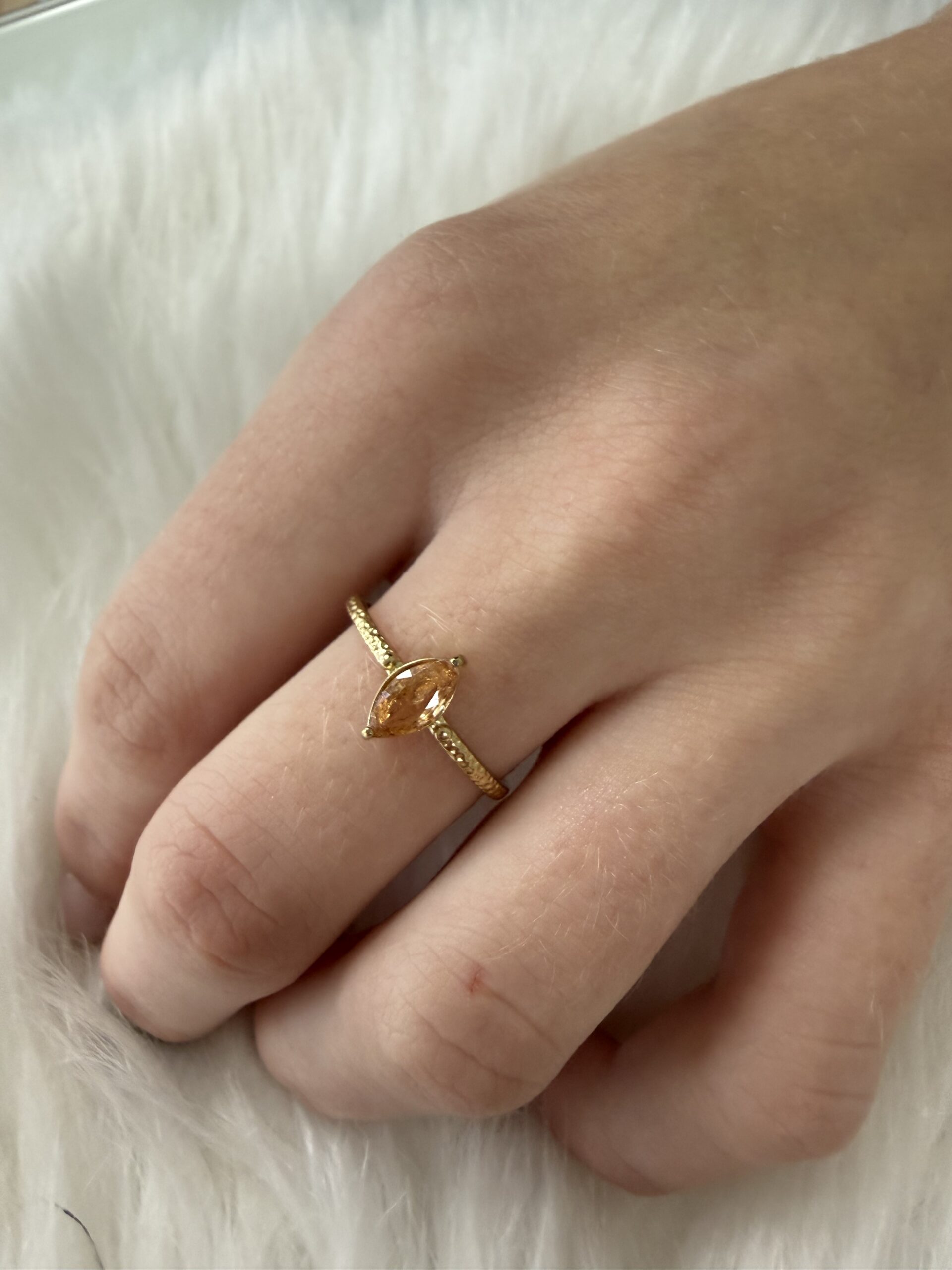 Bague Dorée avec Pierre marron orangé Nakupenda