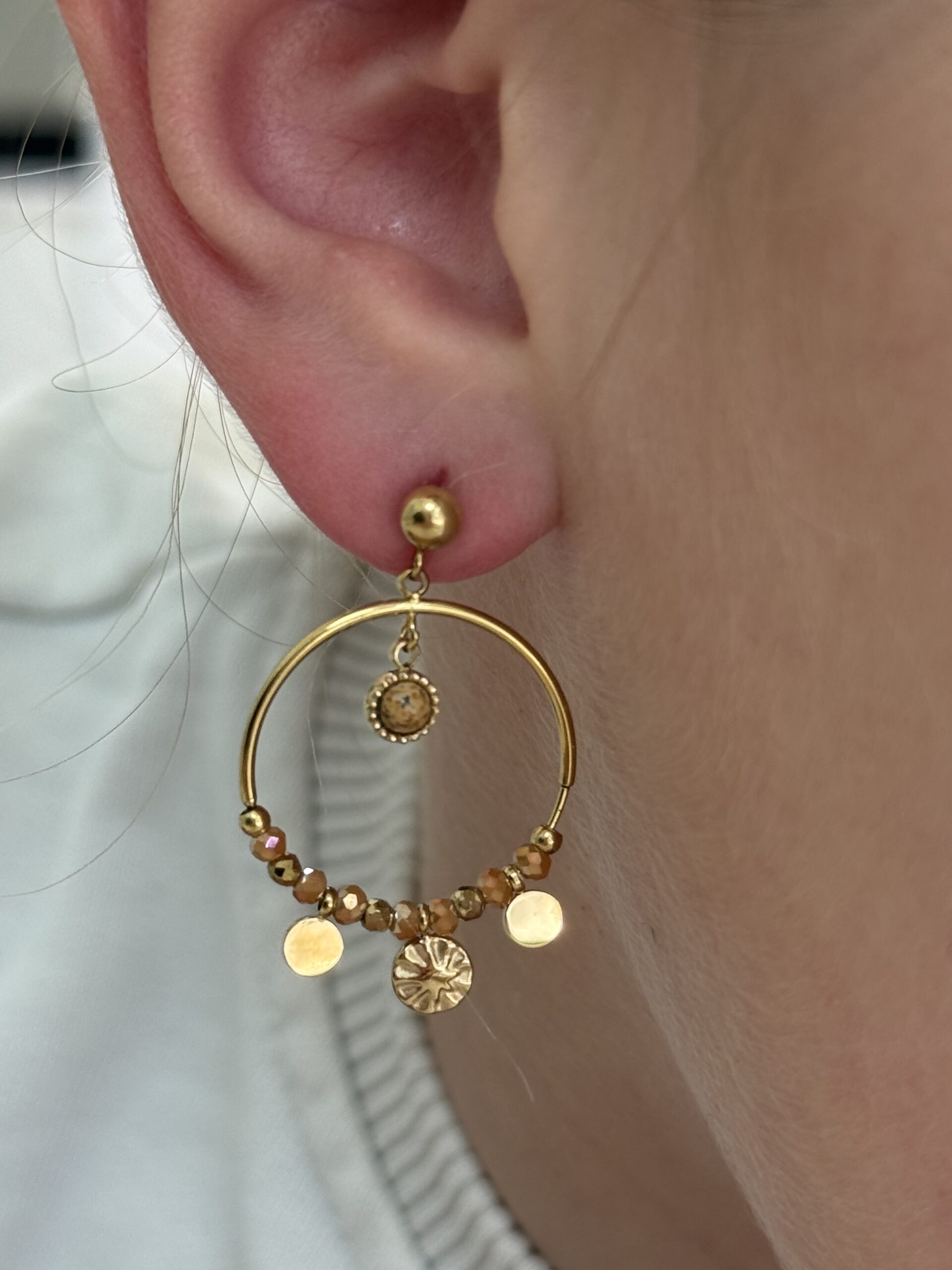 Boucles d'oreilles pendantes dorées et marrons