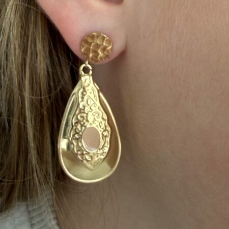 Boucles d'oreilles pendantes beige et dorée